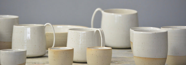 spikkel klei keramiek collectie van mokken, bordjes, kopjes en kommen