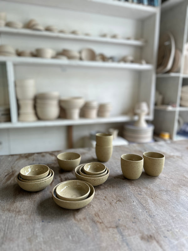 collectie naturel handgedraaide kopjes noot + swart