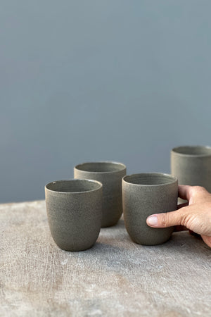 grijze kopjes zonder oor voor een lekkere koffie lungo