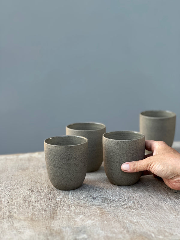 grijze kopjes zonder oor voor een lekkere koffie lungo