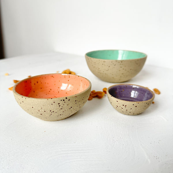 voorjaars servies in vrolijke kleuren