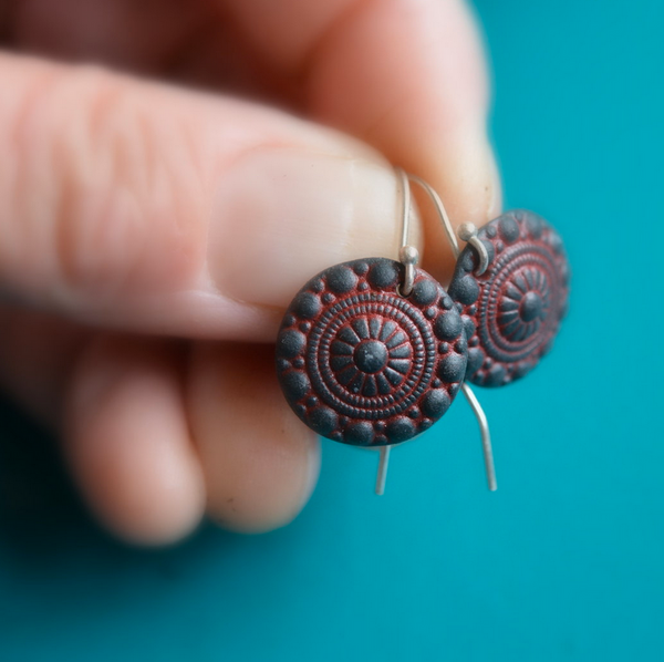 Zeeuwse knot in black and ruby red - unglazed - small earwire