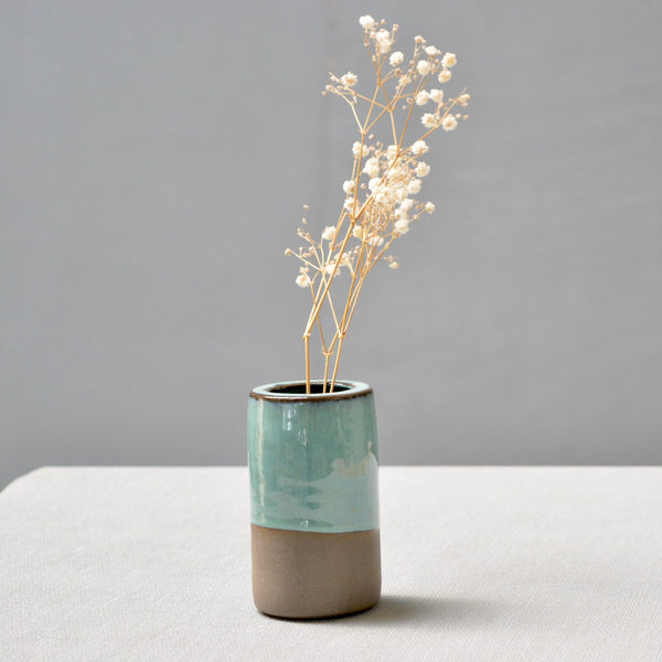 Little Cilinder vase in Valt 3 glaze on dark body.
