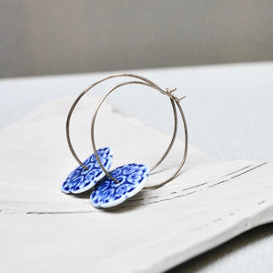 Parisain earrings - on hoops in white and classic - gloss - big.