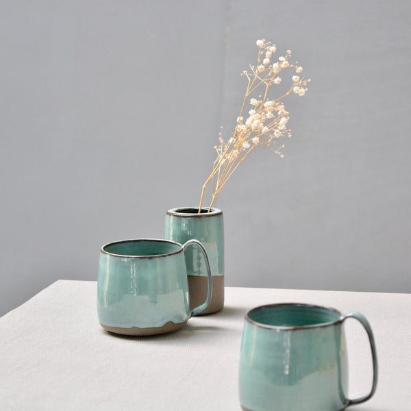 Little Cilinder vase in Valt 3 glaze on dark body.