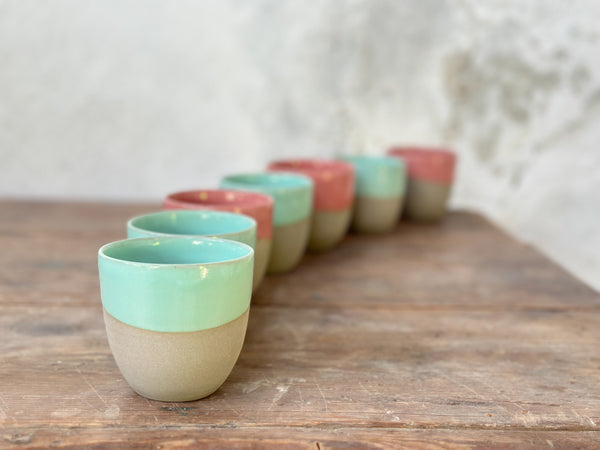 koffie kopjes grijs met kleur pastels