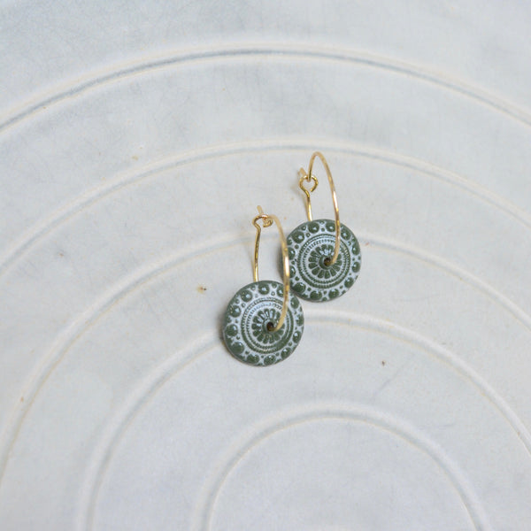 Zeeuwse knot in leafgreen and white - gloss - 18k plated 2cm hoops