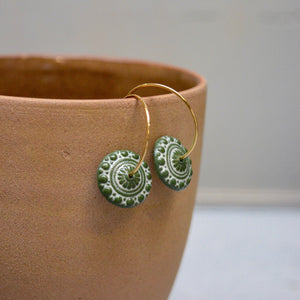 Zeeuwse knot in leafgreen and white - gloss - 18k plated 2cm hoops