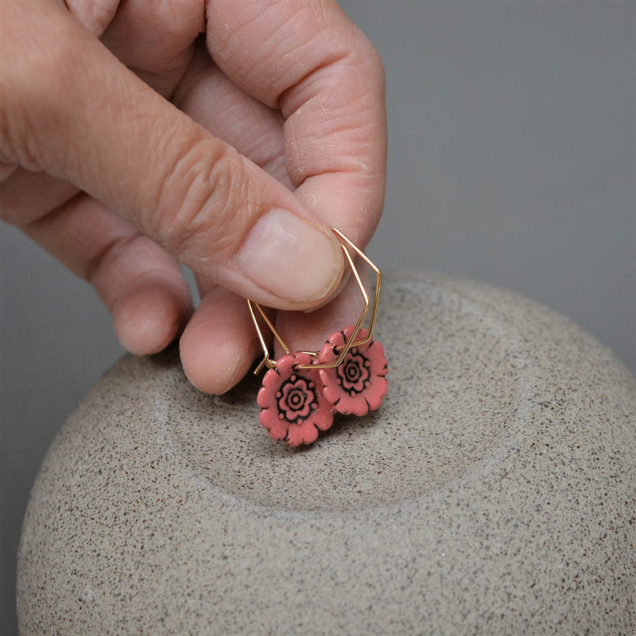 Fleur Du Joly earrings - Soft red with black - glossy - 14 hexagon hoops